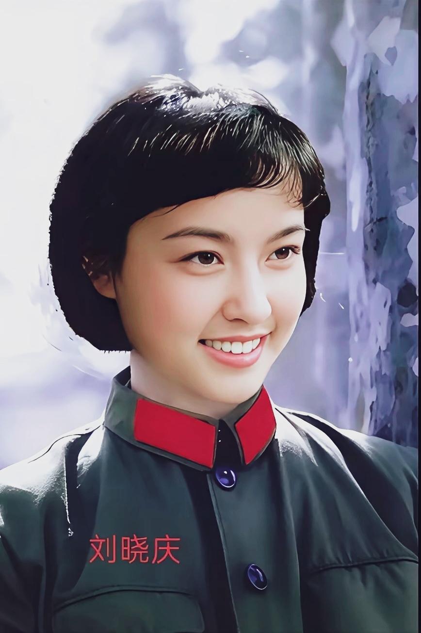 青春多美好！刘晓庆那时的军装照…
军绿笑靥照 军装少女照 70后军装照 军装侧颜