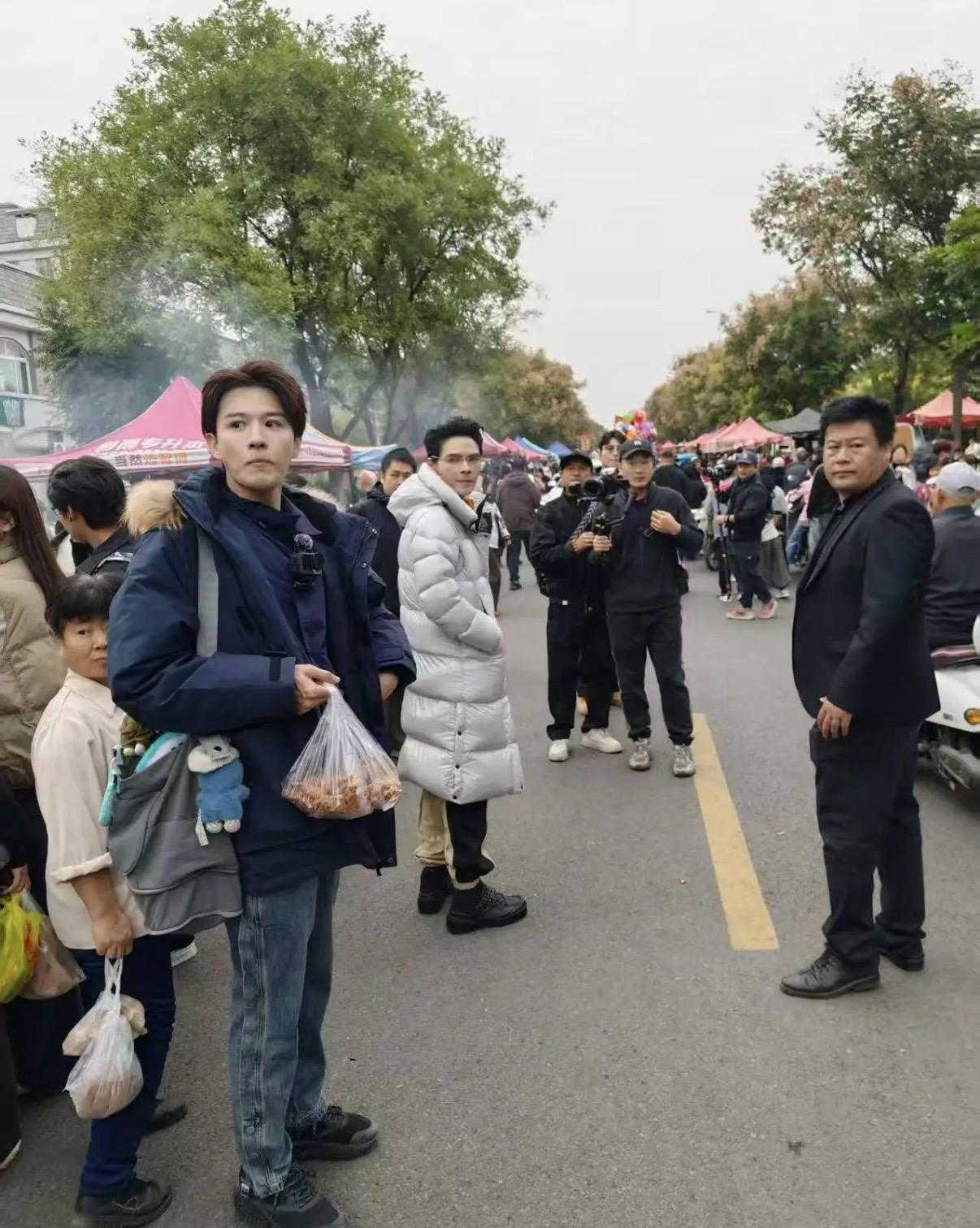 章丘大集偶遇向佐，录综艺打铁赶集，褪去光环很接地气
正在章丘录制综艺《趁热打铁》