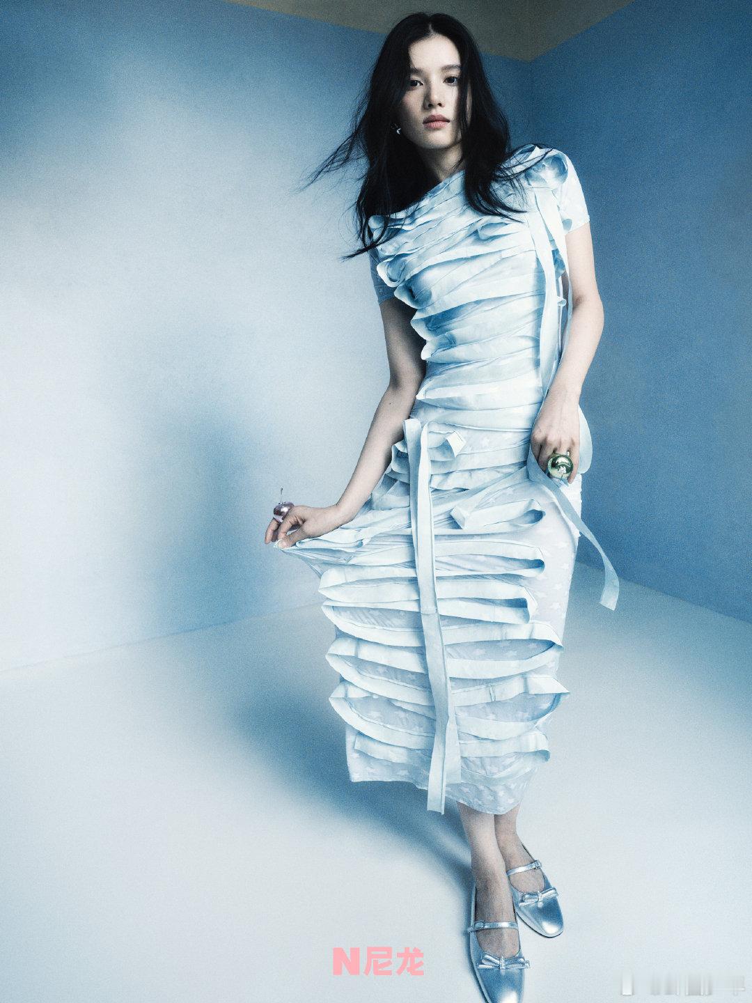 张婧仪NYLON十月刊  张婧仪与《NYLON尼龙》十月刊的邂逅，是一场关于“纯