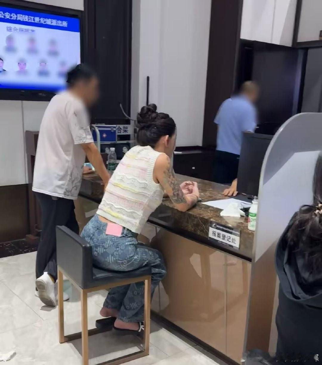 派出所偶遇韩安冉 网友派出所偶遇韩安冉，这是咋滴了，事情咋还没结束呢网友派出所偶