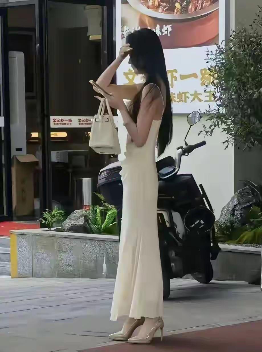 湖南这位一身白色裙子的三姐被原配姐手撕白裙，说实话一点都不冤，看了原配姐敢于在大