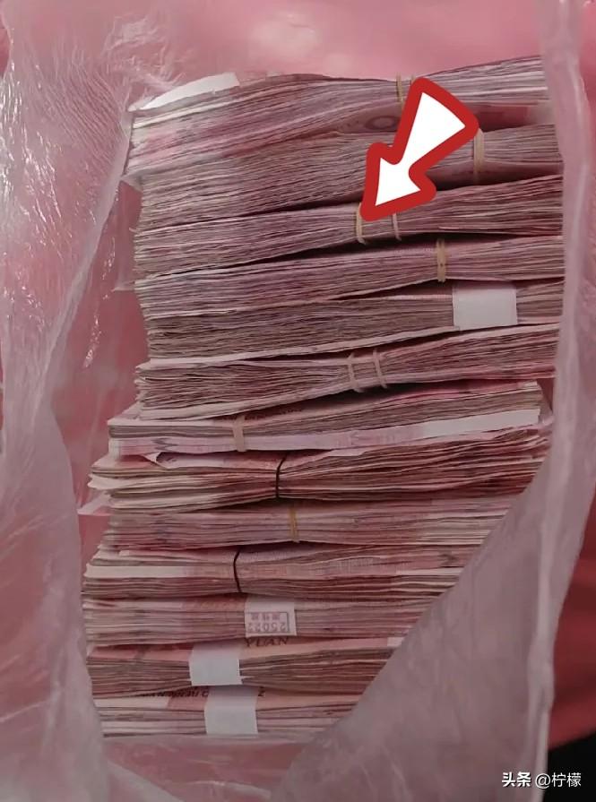 亲戚频繁拿十几万现金让你帮忙存取转账，千万别心软！暗藏大风险
 
不知道大家生活