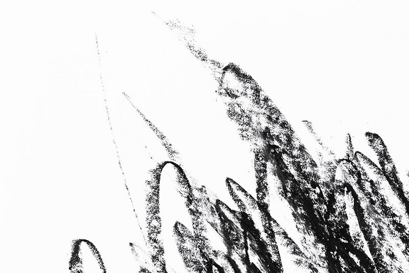 这是一种以粉笔为画笔的白描“反衬托影”成画的艺术手法，这种作品是以黑色板材或其它