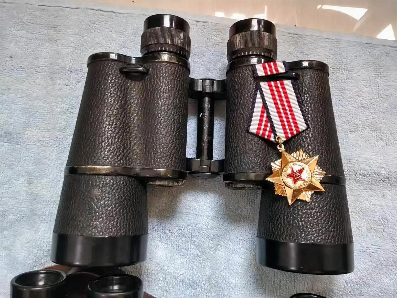 《三等功军功章》
中国人民解放军总政治部制