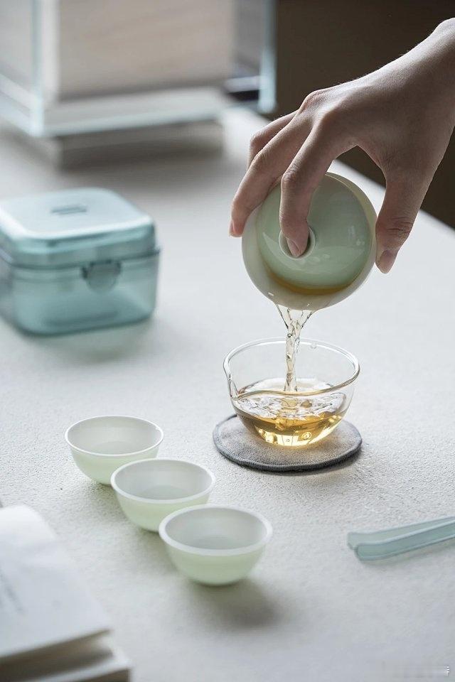 喝茶的人，都有自己的生活布洛芬。生活的意义在于热爱，能够找到自己热爱的人，并循环