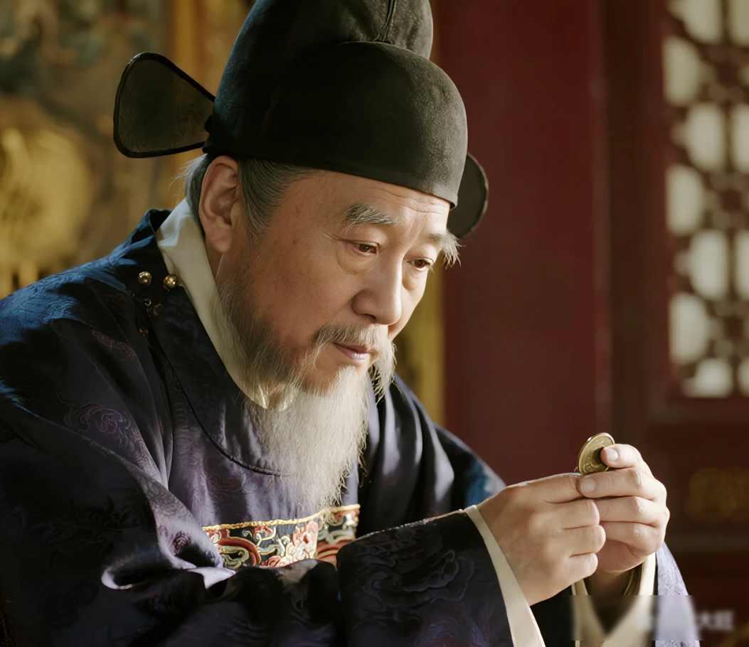 1565年，85岁的严嵩被抄家，儿子严世蕃被斩。严嵩跪在徐阶面前哀求：“能否留点