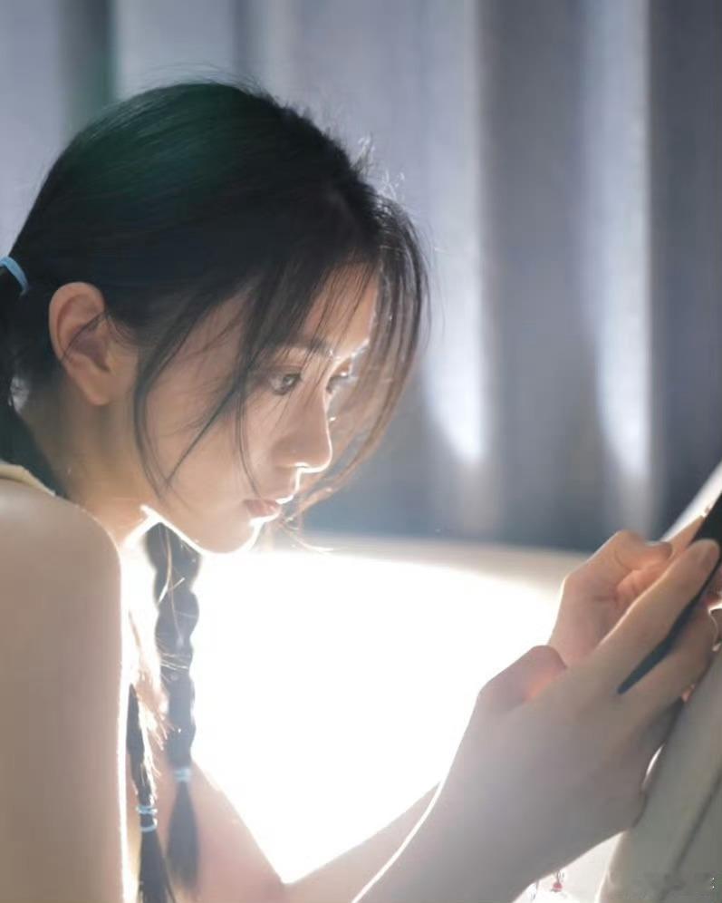 【刘浩存】潮湿的闷热的夏天、冰凉贴、呼呼作响的电风扇、五毛钱一根的老冰棍、即使很