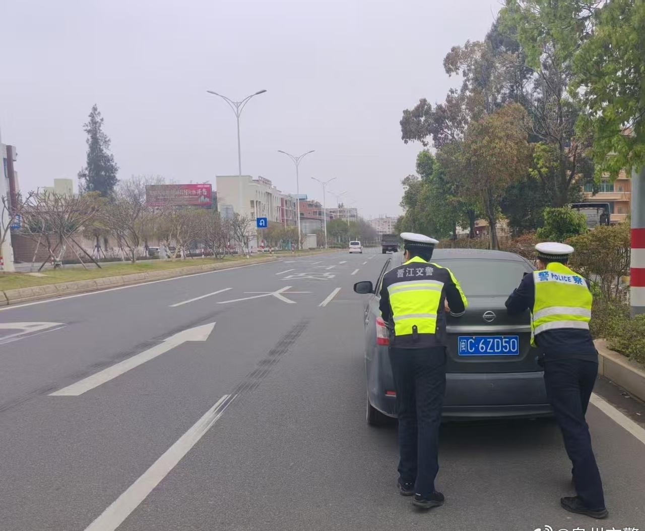 【车辆抛锚停路中，交警推车除隐患】3月27日上午，晋江交警龙湖中队执勤人员在龙翔