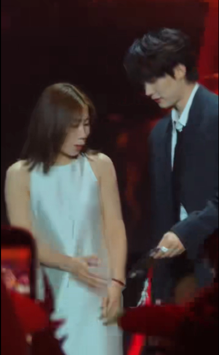 在微博文化交流之夜新加坡站大合影现场，周翊然超细心！瞧见女嘉宾穿晚礼裙没兜放手机