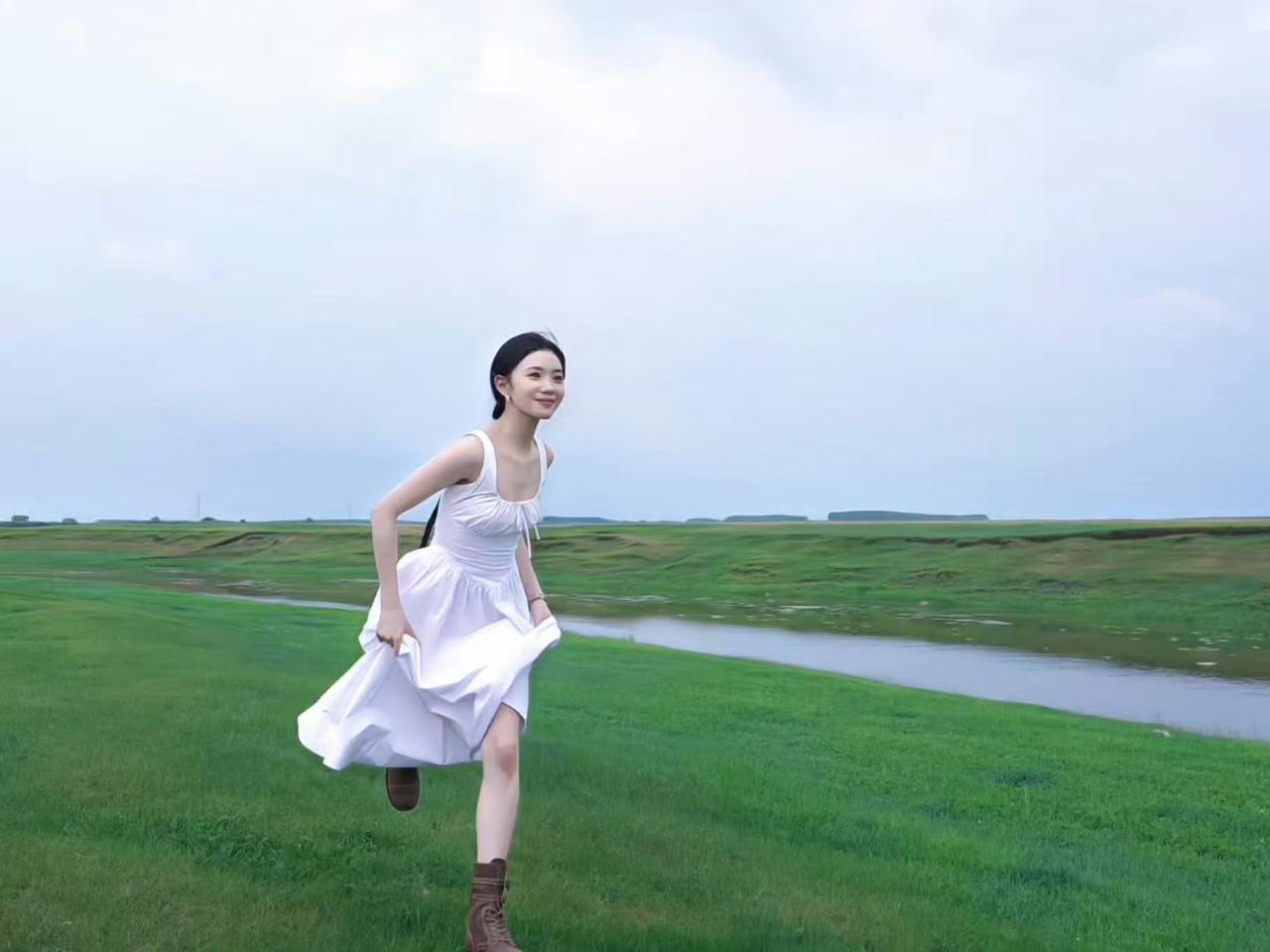 刘浩存，草原上的奔跑！ 
纯净的风掠过耳畔，
无边的自由在此刻具象成型！