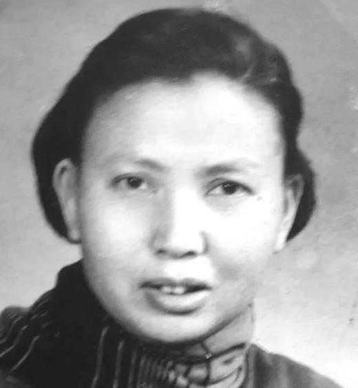 1941年，“双枪老太婆”莫林被敌人抓捕，眼看就要被活埋。敌人问她：“你认识莫林