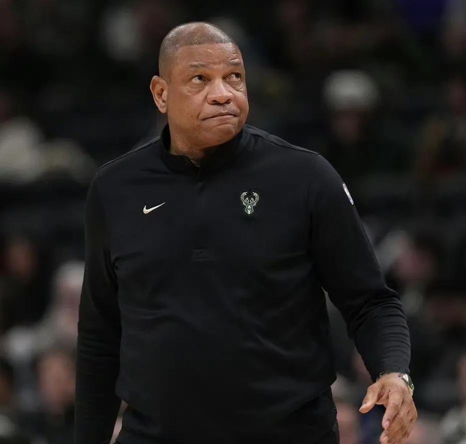 里弗斯被解雇 ​
常规赛结束就扫地出门，很有效率啊
都执教三个赛季了，两次首轮游