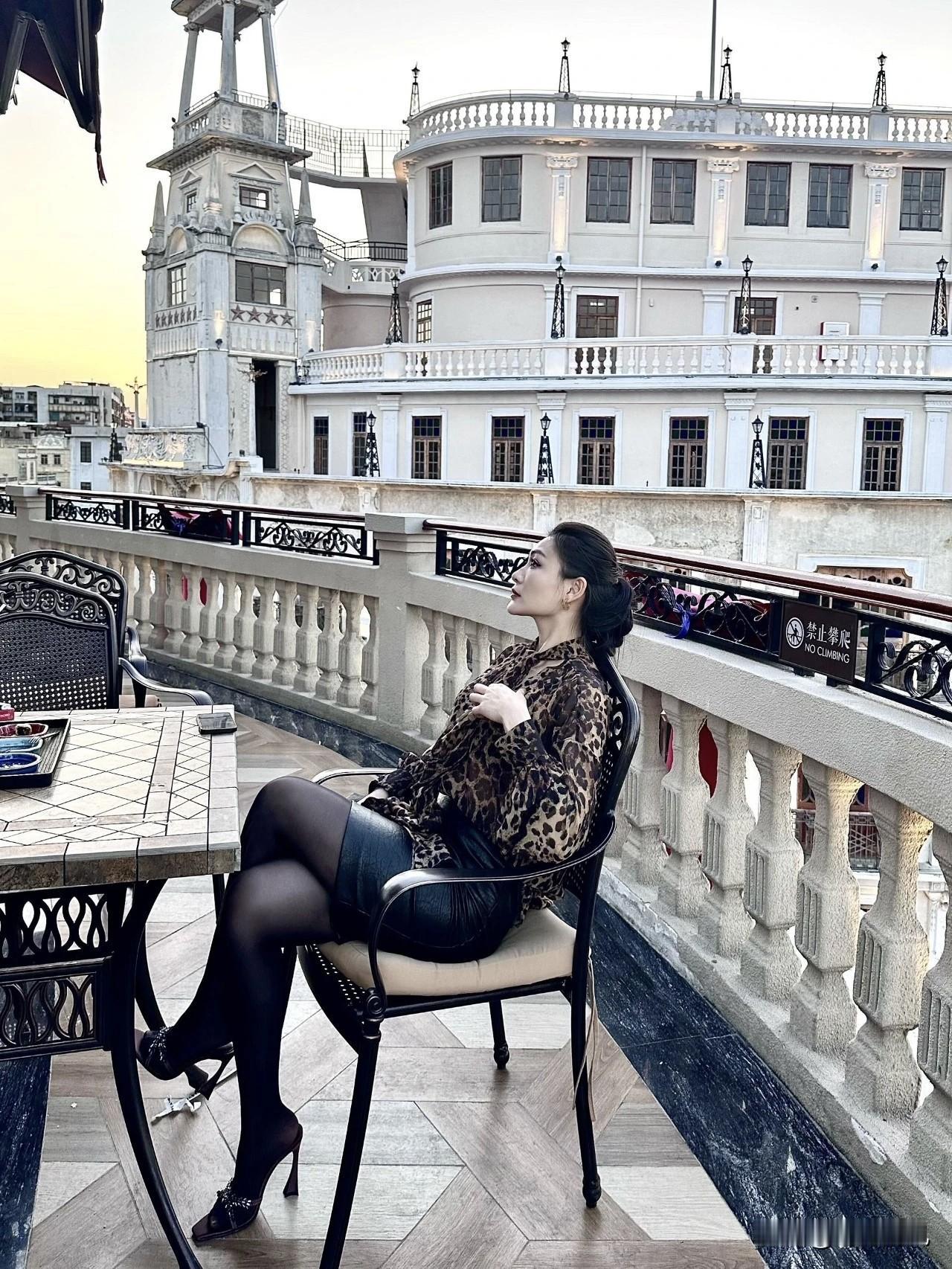 豹纹衬衫配皮裙，这组合比想象中更好驾驭！

以前总担心豹纹太野性、不好搭，没想到