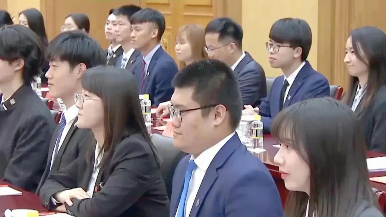 马英九带领访问大陆的大九学堂学生们回到台湾省后，他们集体感谢了马英九，觉得这一趟