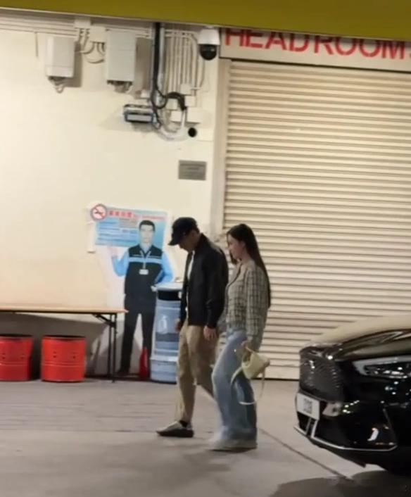 曝刘恺威新恋情 日前，有网友在香港红馆演唱会后场偶遇刘恺威，与身边女子牵手走路，