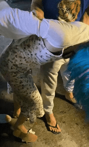 女孩子应该自重一些，感觉这个女孩子应该是喝酒喝多了，被人如此粗暴的对待，她还能够