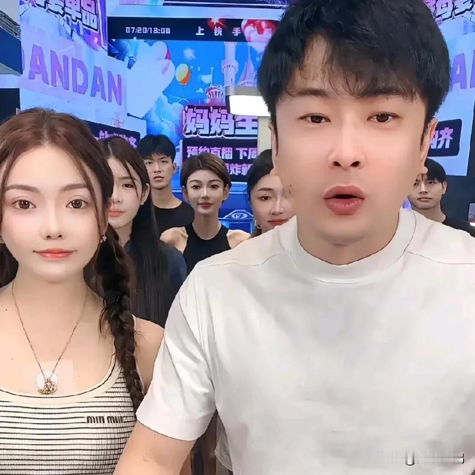 辛巴开播半小时，出售玉米三十万单，挺吓人，线下生意真不好做啦！如果国家不出手，线