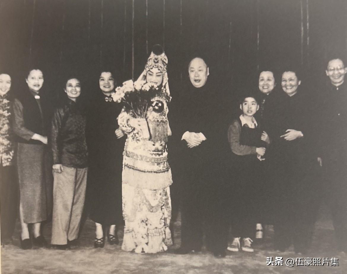 1957年3月，时任国务院副总理陈毅（左六）与京剧大师梅兰芳（左五）在庆祝“三八