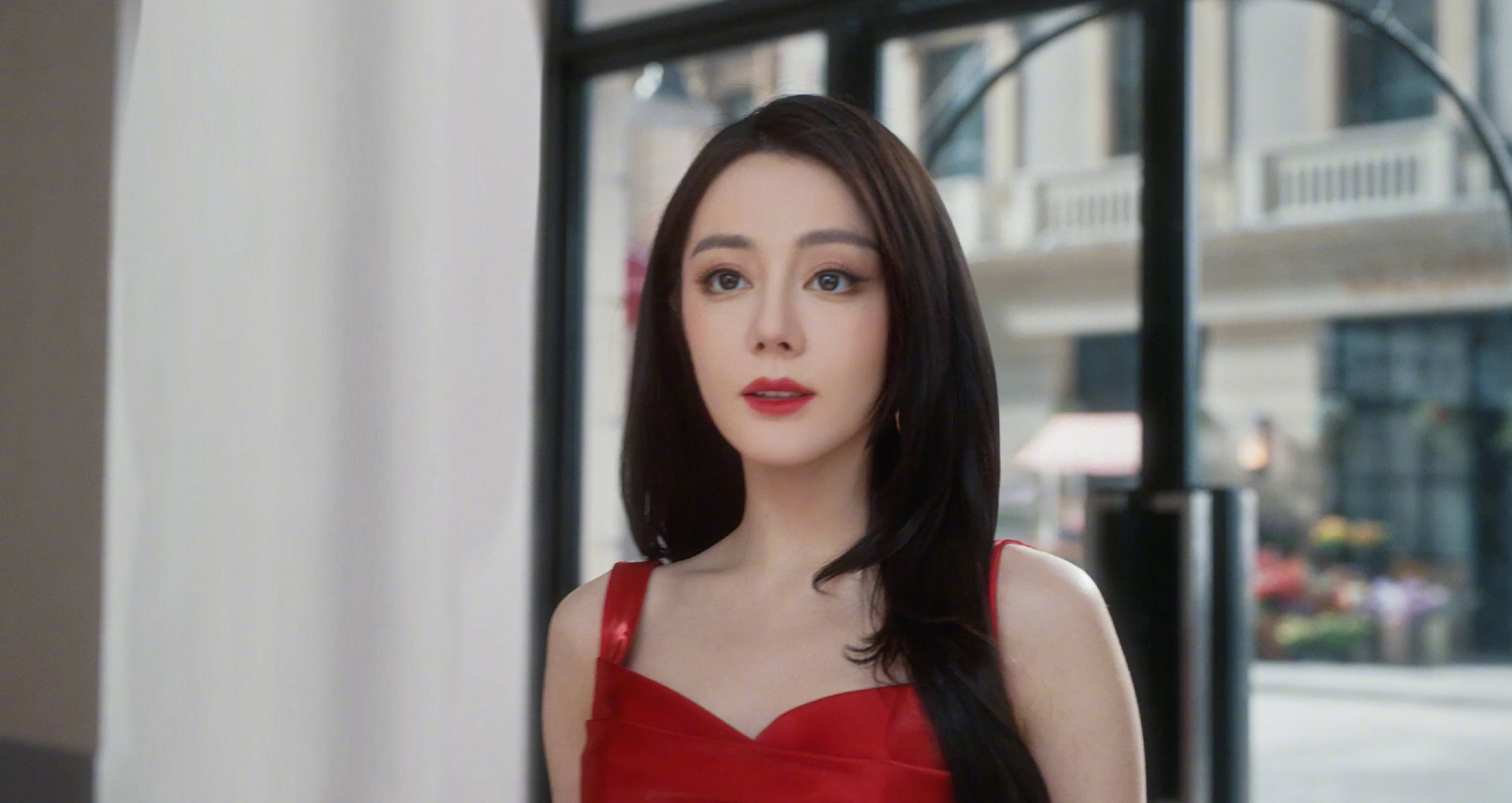 梁朝伟迪丽热巴好像在拍电影 好的画面会说话，与 坐在光影里，手里的红色咖啡杯仿佛