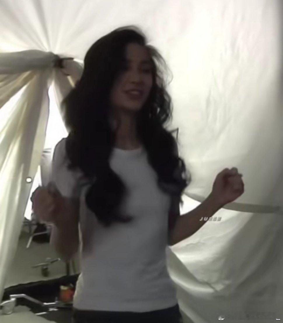 #杨颖[超话]# 我请问呢，这是人家的随便扭扭就扭到我心巴上[舔屏]我随便扭扭只