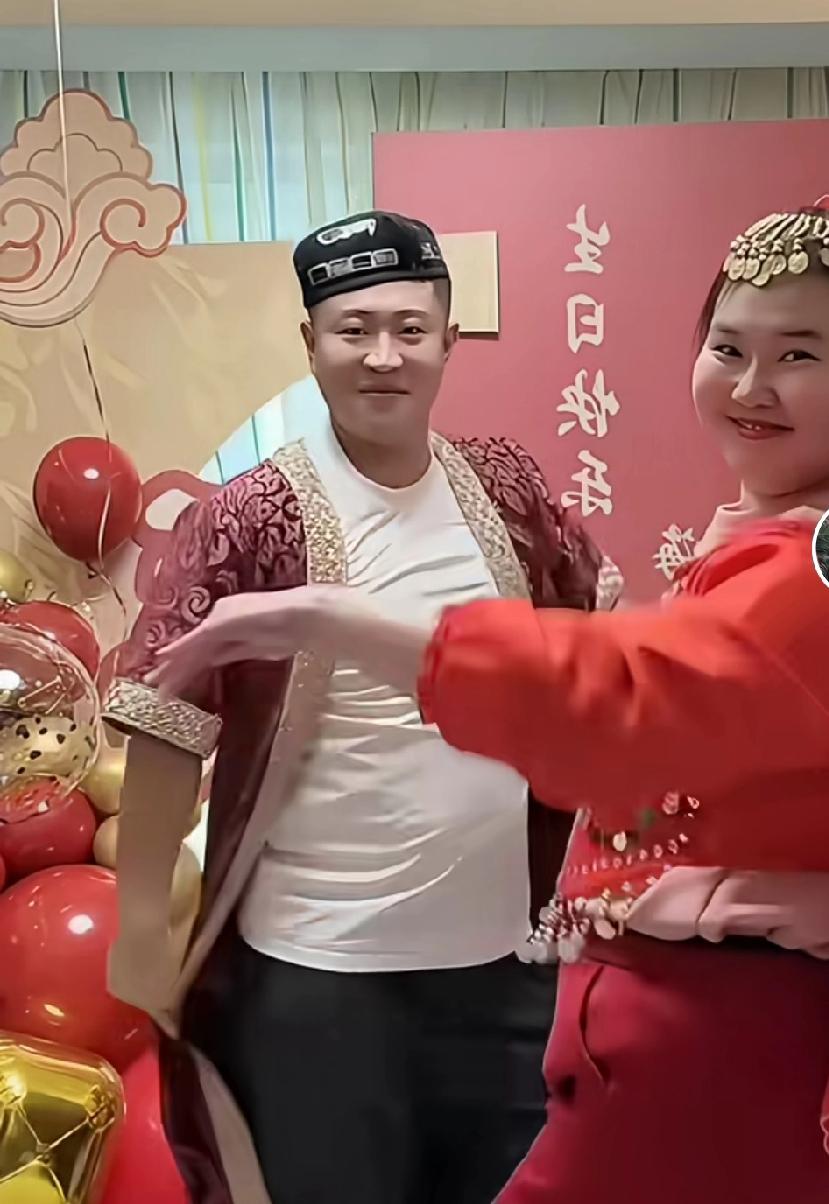王亮爷爷过生日，王亮使出浑身解数逗老爷子开心。毕竟老爷子86岁的高龄了，在世上的