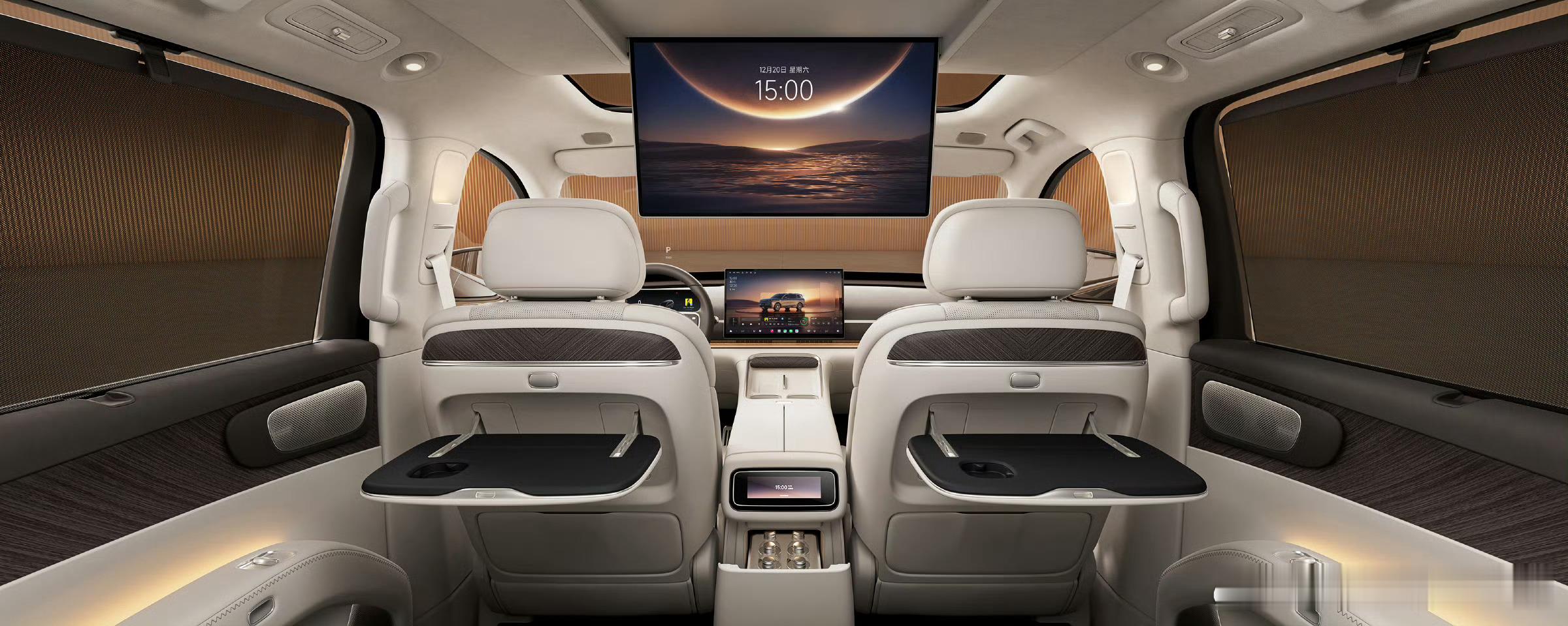 零跑d19 有一个很特别的设计，用心了小桌板上的水杯架看清楚是水杯架不是水杯槽还