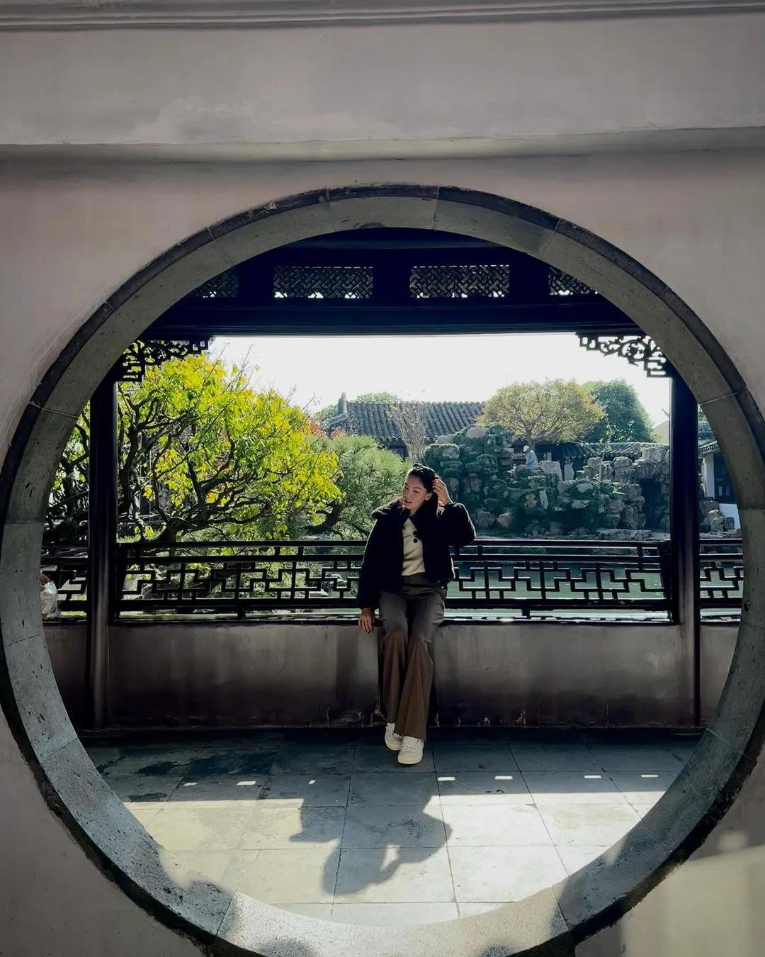 在苏州的王欣瑜，遇上了美丽的秋天。看得出来她去了艺圃。艺圃是苏州园林的精华，没有