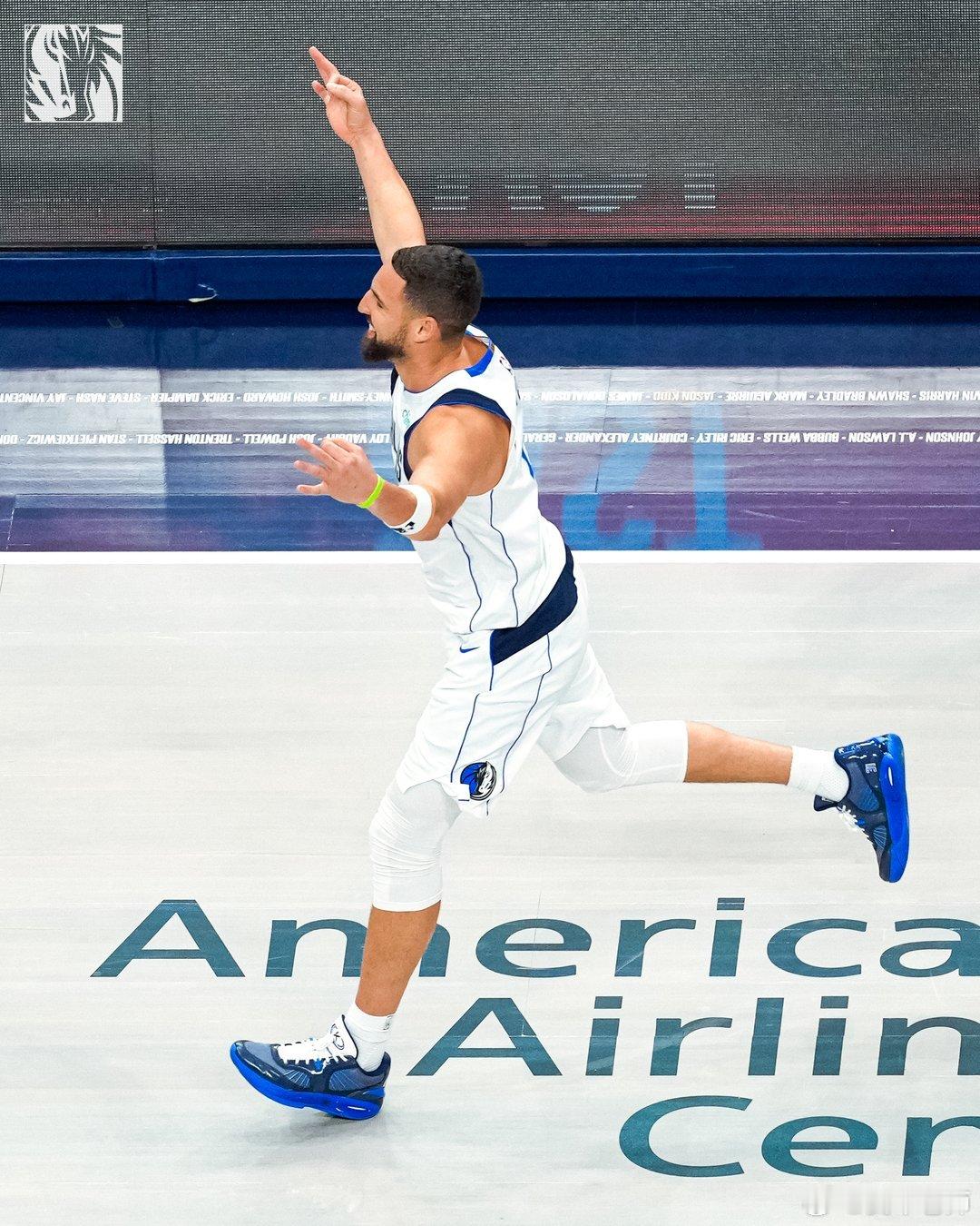 MFFL 最近两场比赛，汤普森场均得到24.5分0.5篮板4.5助攻0.5抢断1