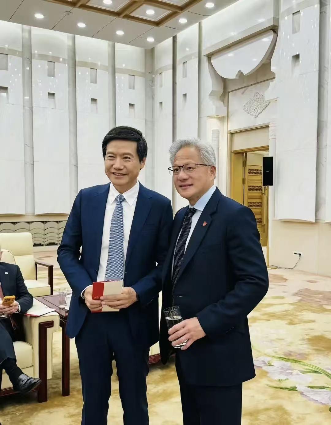 做人难，做大佬更难，雷军和黄仁勋两张不同站位的照片！背影那张被喷的体无完肤，会有