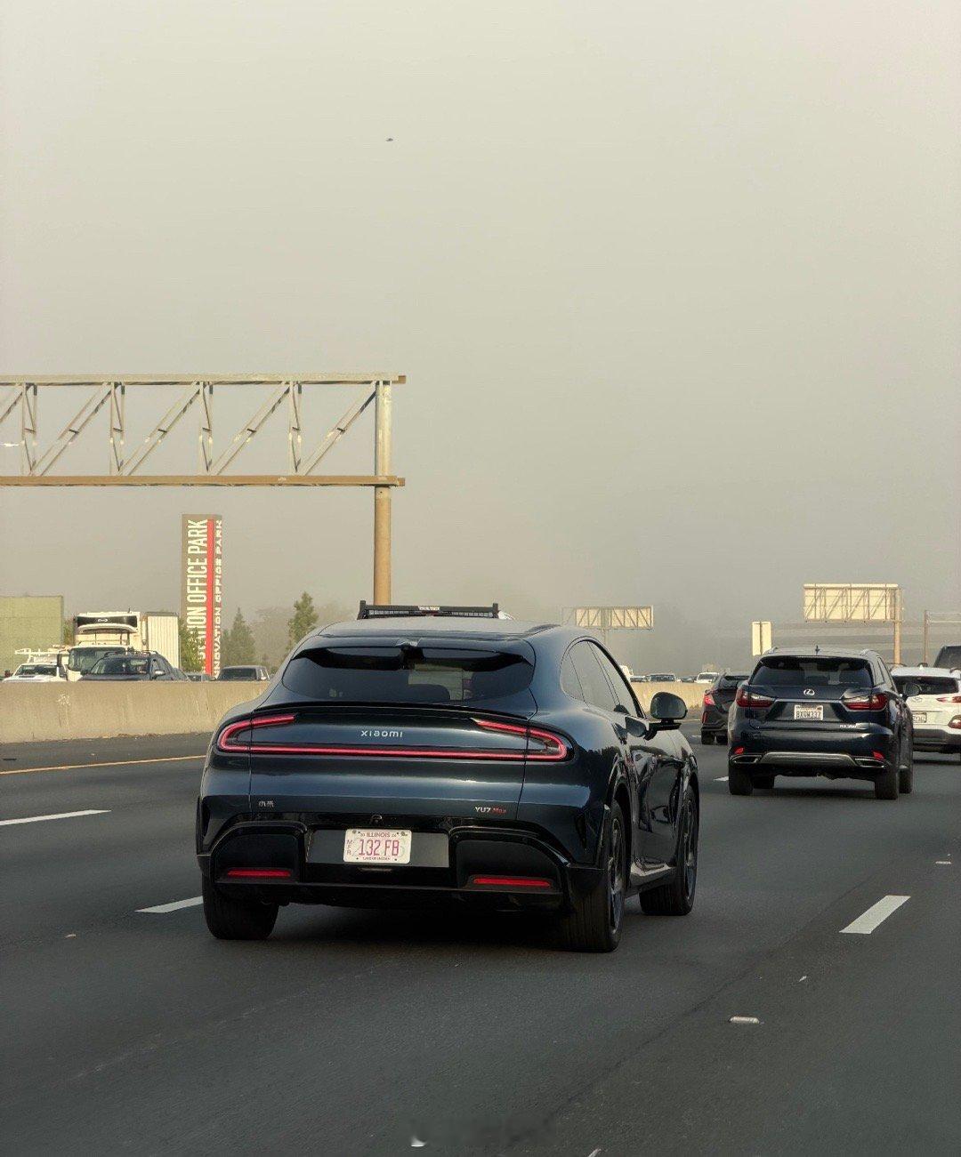 这你受得了吗？一辆小米 YU7 Max 近期现身美国 I-5 州际公路，悬挂着伊