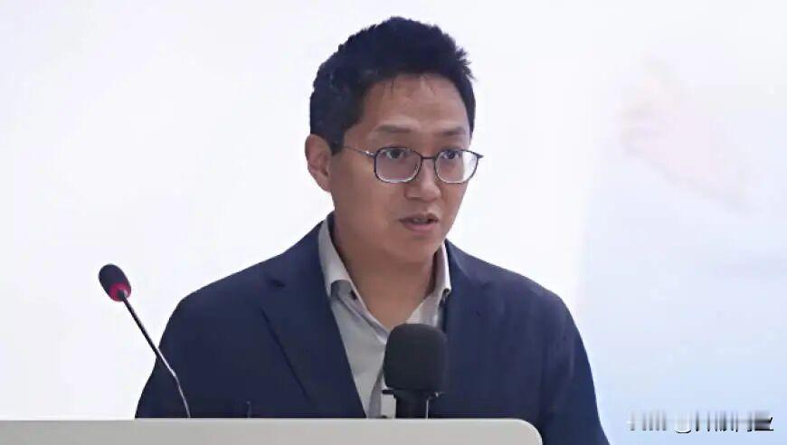 教人上岸的，自己先翻了船。

粉笔CEO张小龙在人大讲座上聊AI炒股，8000万