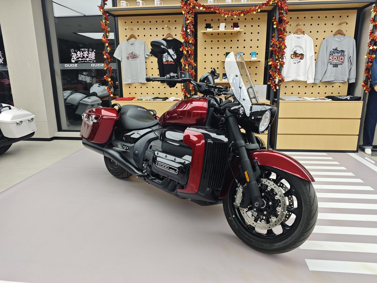 周末去了趟@长城灵魂摩托 的店，之前车展上粗看过这台巡航车，这回静态感受了一把。