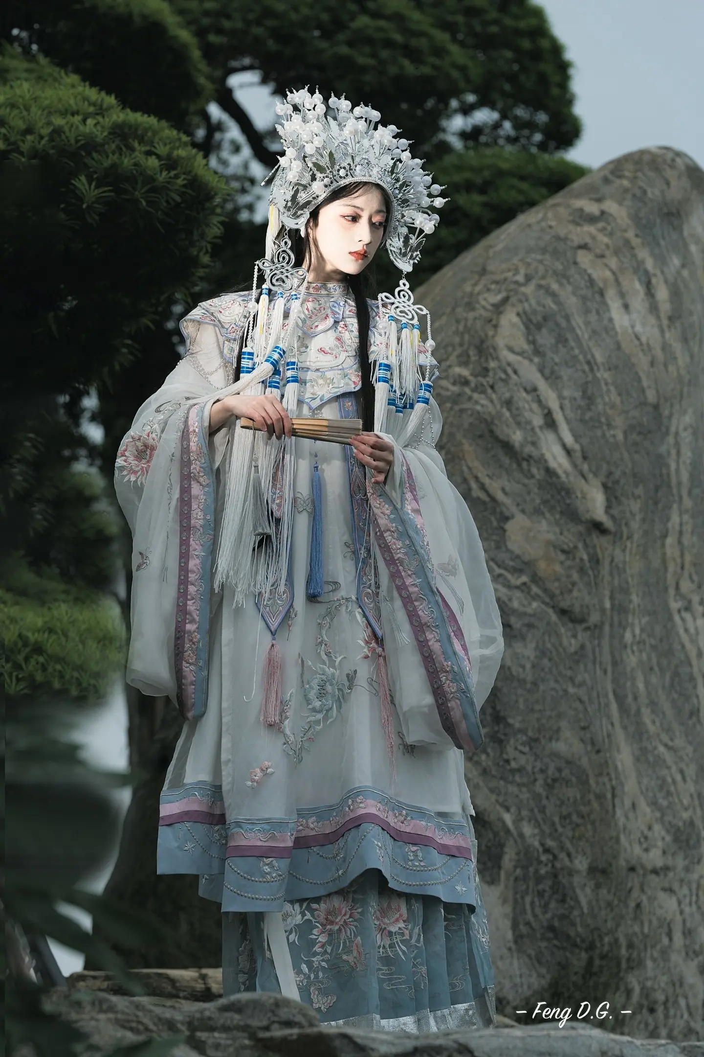 《戏柚》的前期思路。很多人问我灯怎么打的，其实就是用了一个60瓦的小灯打侧面（从面部光影也可以看出来）拍的时候让小姐姐稍微侧一点脸，就有高光，有阴影了。划重点：光比很重要！光比很重要！需要根据当前的环境来判断光应该怎么打，明暗对比不要过于强烈。
前期拍摄做到了，后期基本上就稍微修一修就能出效果。
另外我马上1000粉了，求关注求关注，粉丝直接给后期预设！！！！