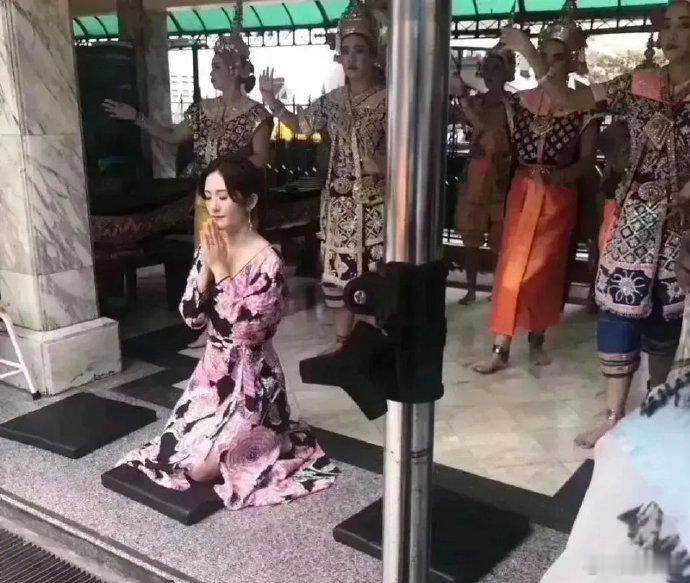 夫妻俩身价早就过亿了吧， 她到底还缺什么， 还在求什么呀 