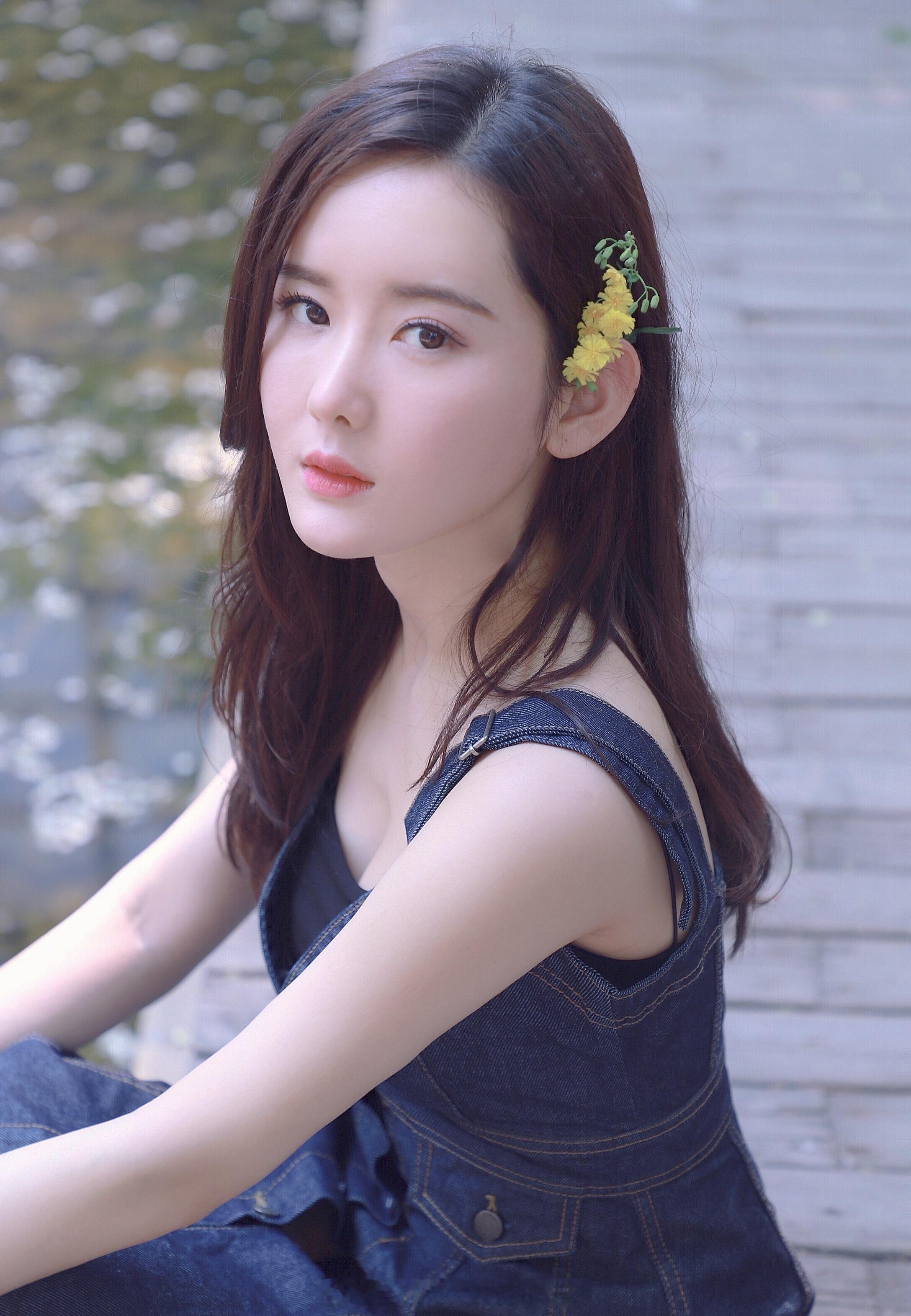 杨清 毕业于中国传媒大学表演系 双子座 身高168cm 体重45kg 来自陕西榆