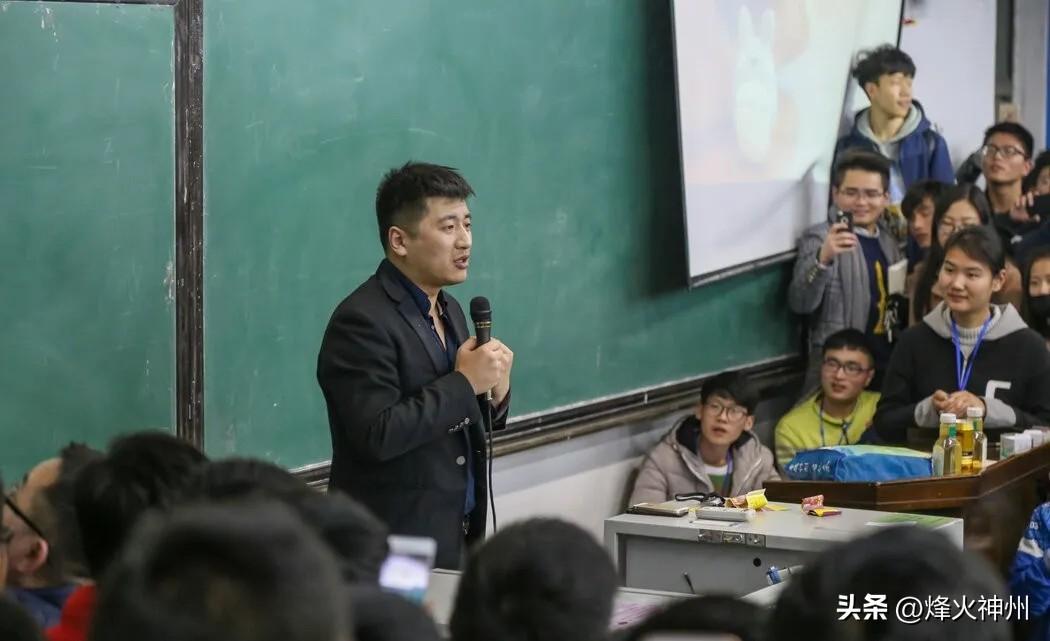 纽约时报今天报道：“张雪峰以提供直白到近乎残酷的建议而闻名，教人如何最大化提升成