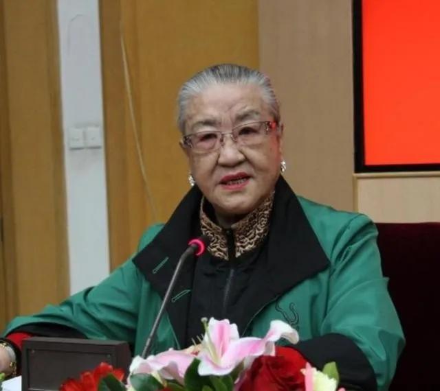 1986年，原国防部长耿飚的长女，一夜之间被查封了所有资产，她选择出走美国，在离