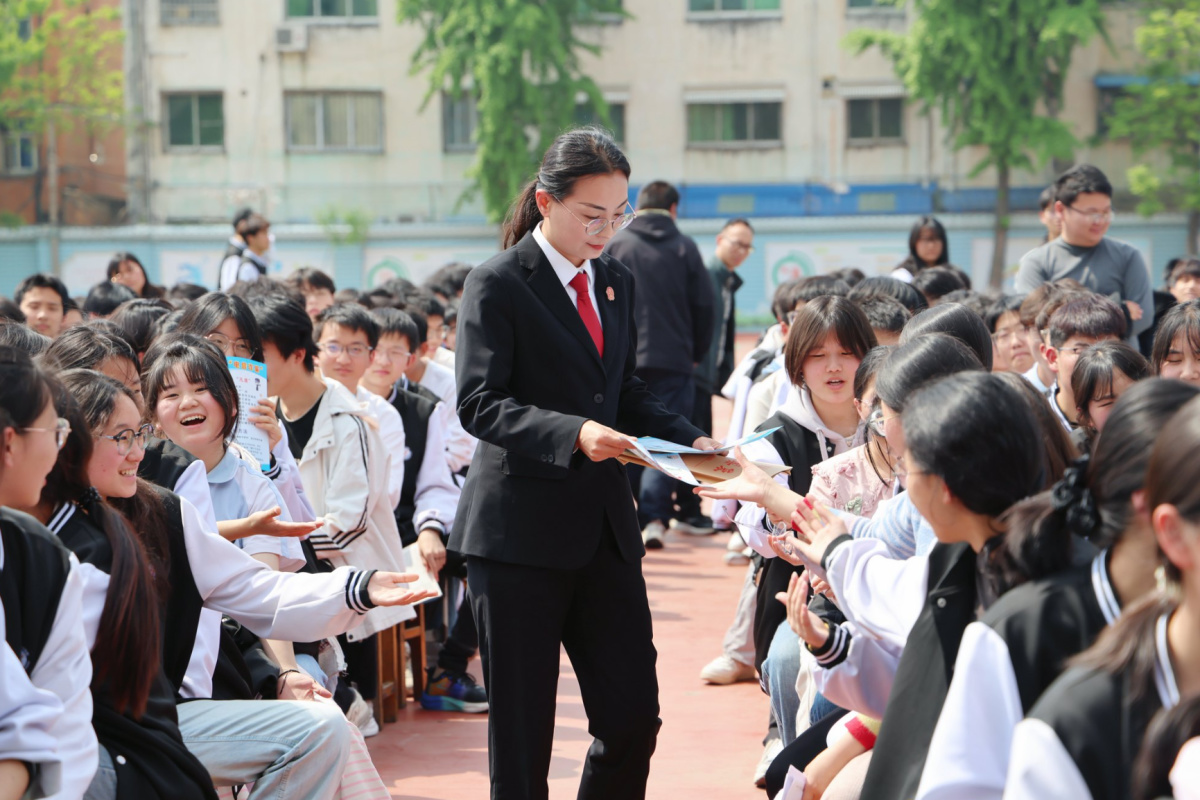河南省新野县人民法院：法治护航青春 民法“典”亮校园