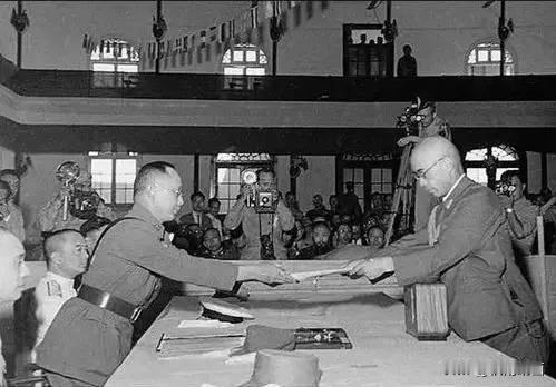 1945年9月9日，南京国民政府中央军校礼堂，中国战区侵华日军投降签字仪式隆重举