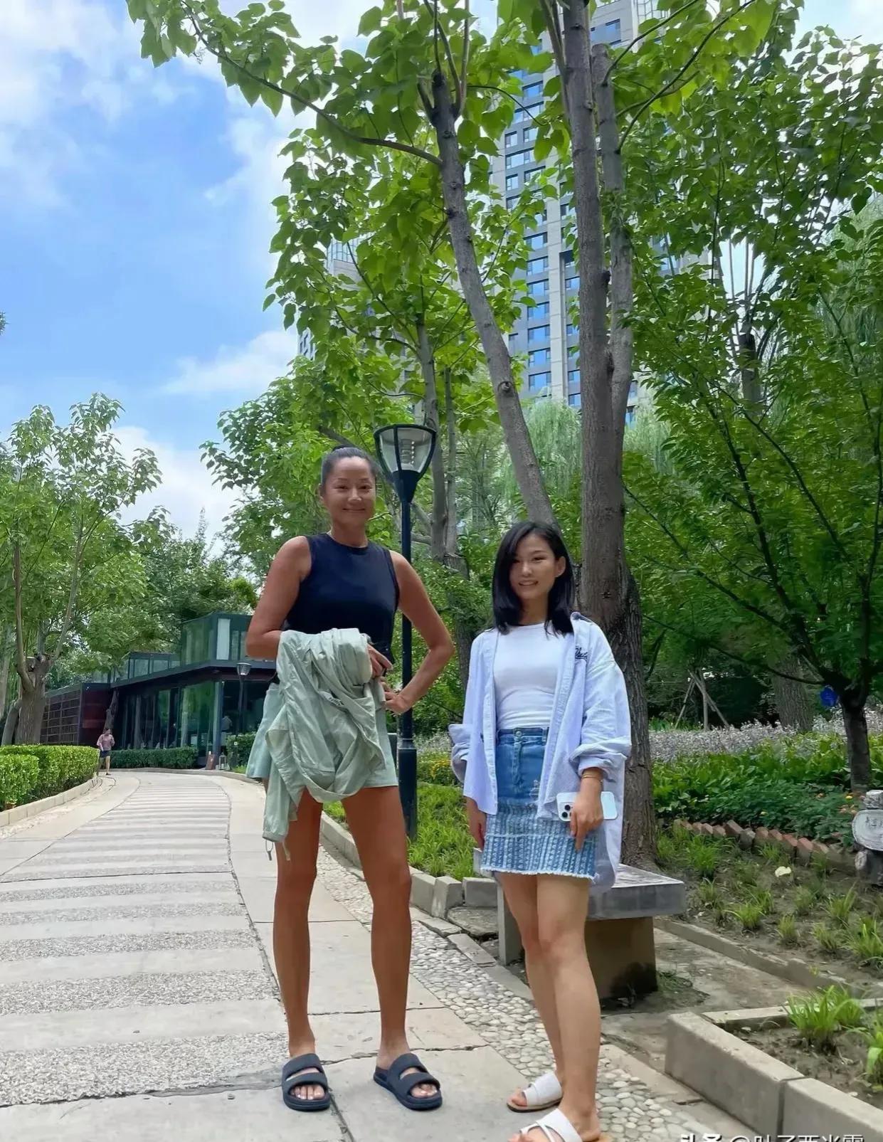 瞿颖！仿若岁月都对她格外宽容。她那高挑的身姿，宛如挺拔的白杨，自带一种令人仰望的