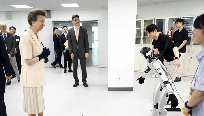 安妮公主这次在首尔高丽大学，被一个“成精”的机器人逗笑了！
当时她在参观智能移动