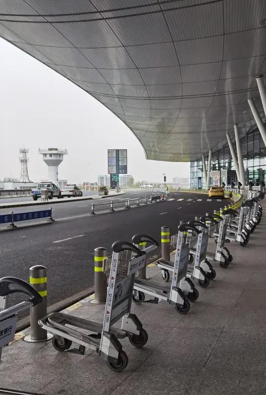2026年春运，南京禄口国际机场来了批“新员工”——美团“小黄蜂”机器人。候机的