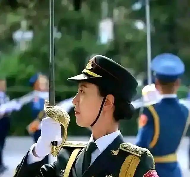 她一拔刀，全场屏息！一把1米长军刀、一个挺拔身影，竟能让普京侧目、特朗普点赞？这