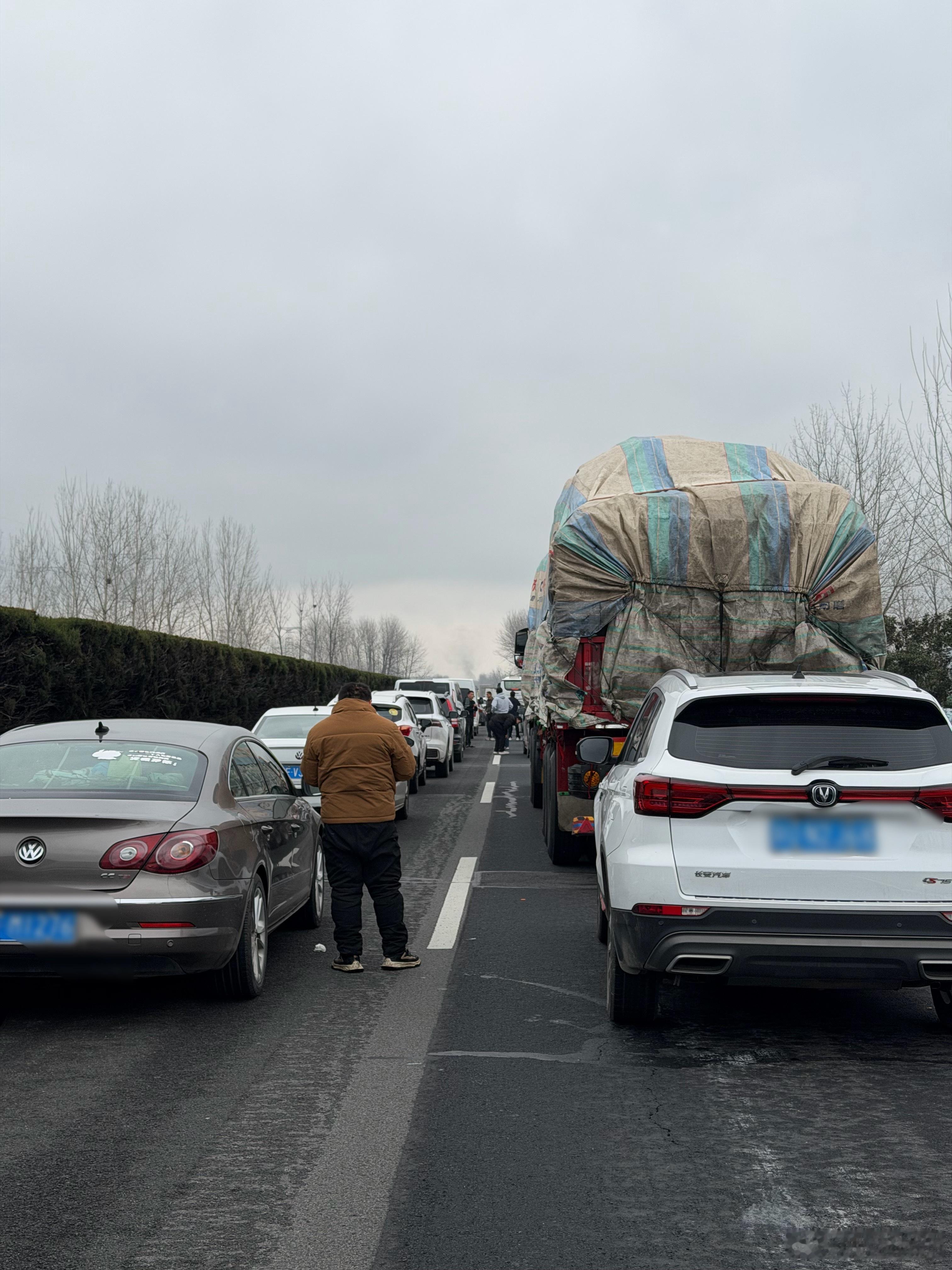 聪明人以为今天初八返程，高速收费不堵了…没想到啊没想到。还是堵，半天了根本不动