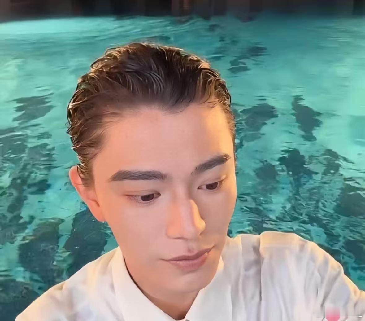 丁禹兮穿西装在泳池直播还是有点太超前了！内娱首场是水下剧宣直播，还穿了同款海虾西