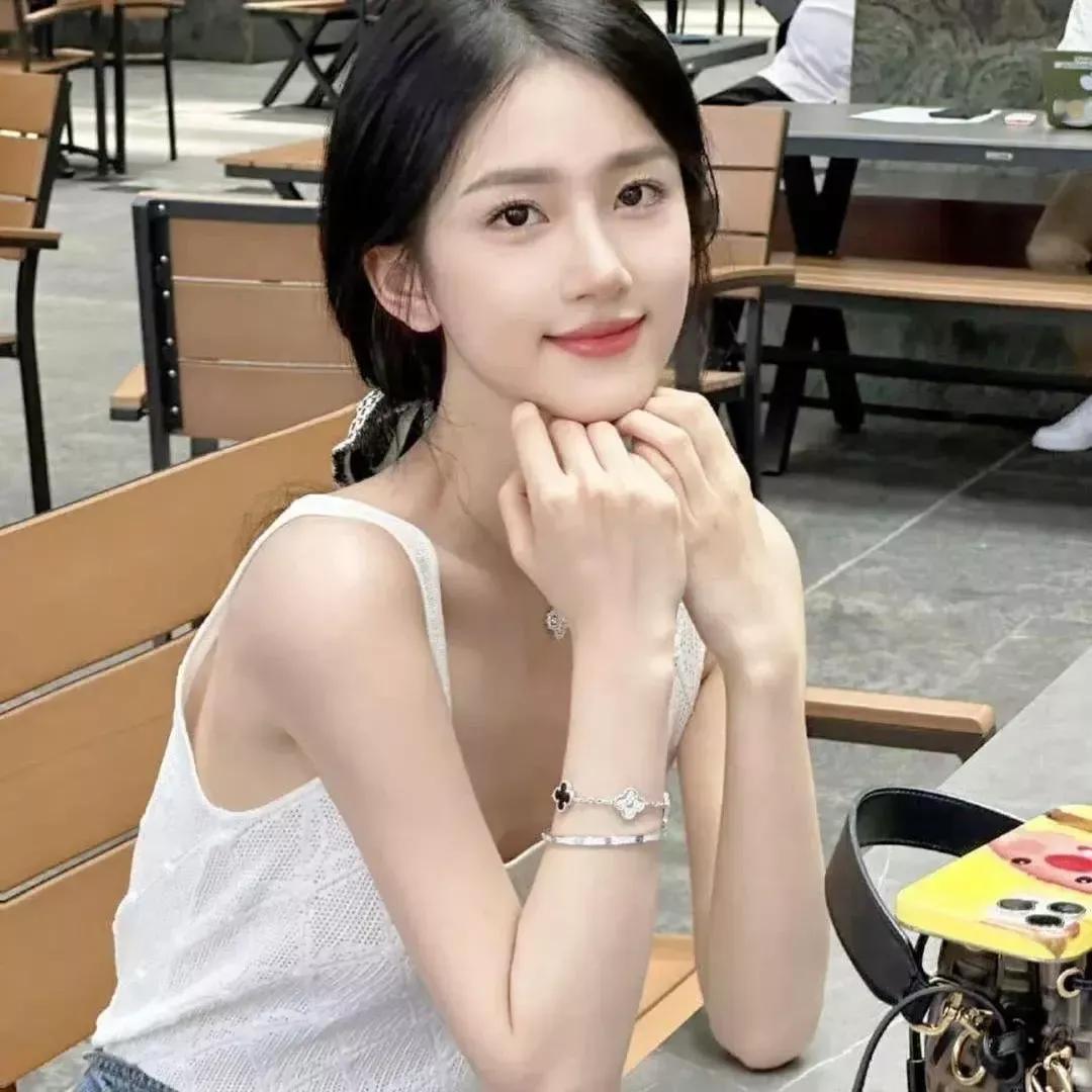 少女在咖啡馆的甜蜜时光，微笑如阳光般灿烂。秋日里的咖啡馆 咖啡馆照 咖啡馆日常 