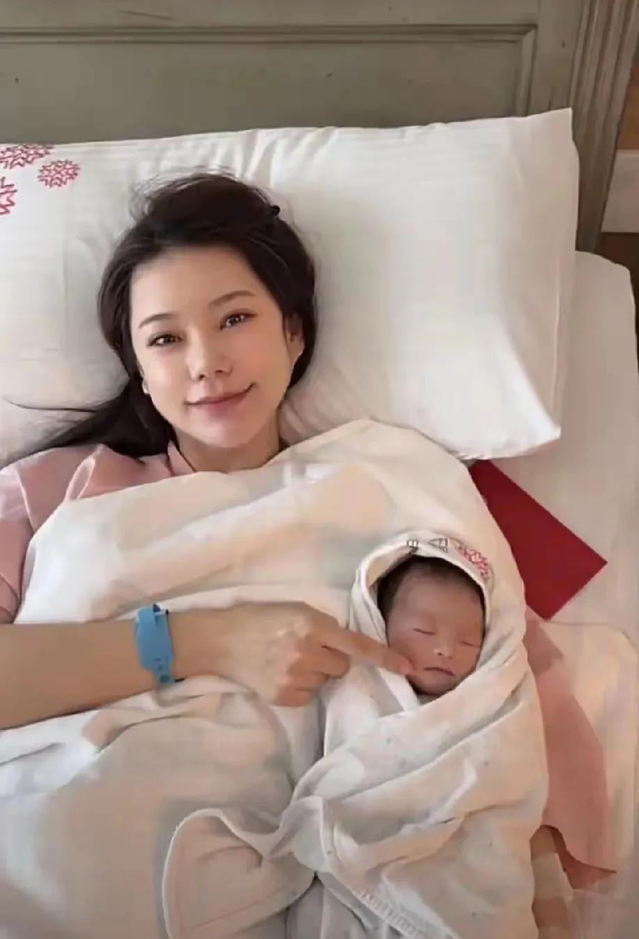 汪小菲再当爹，老婆马筱梅的前夫尴尬了。

2月24日，张兰在直播中官宣，儿媳妇马