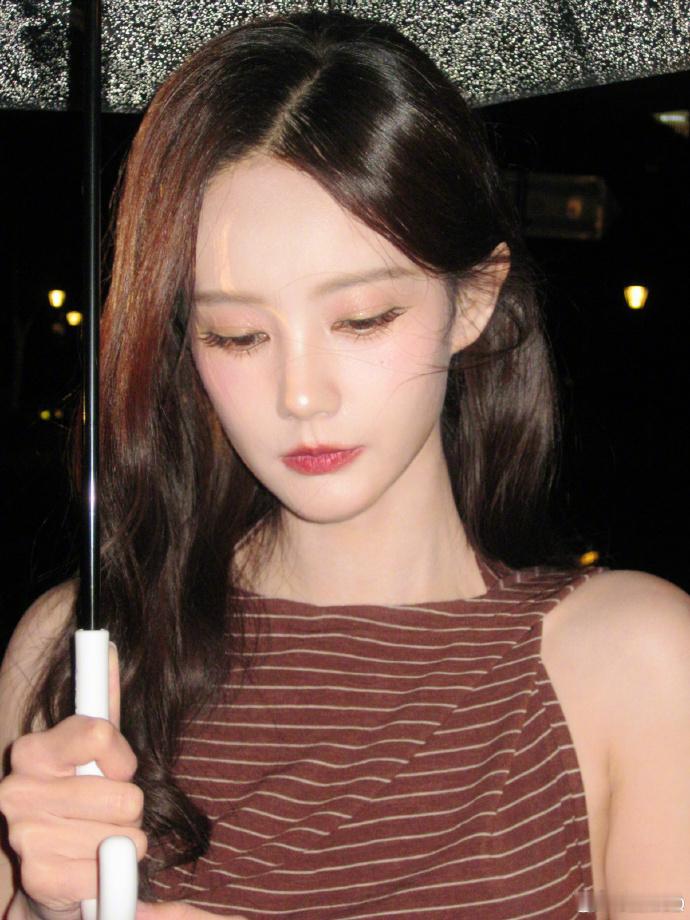 李一桐耳机线比心李一桐雨夜氛围拍不用复杂道具，一根耳机线，在雨夜送出独一份的爱心