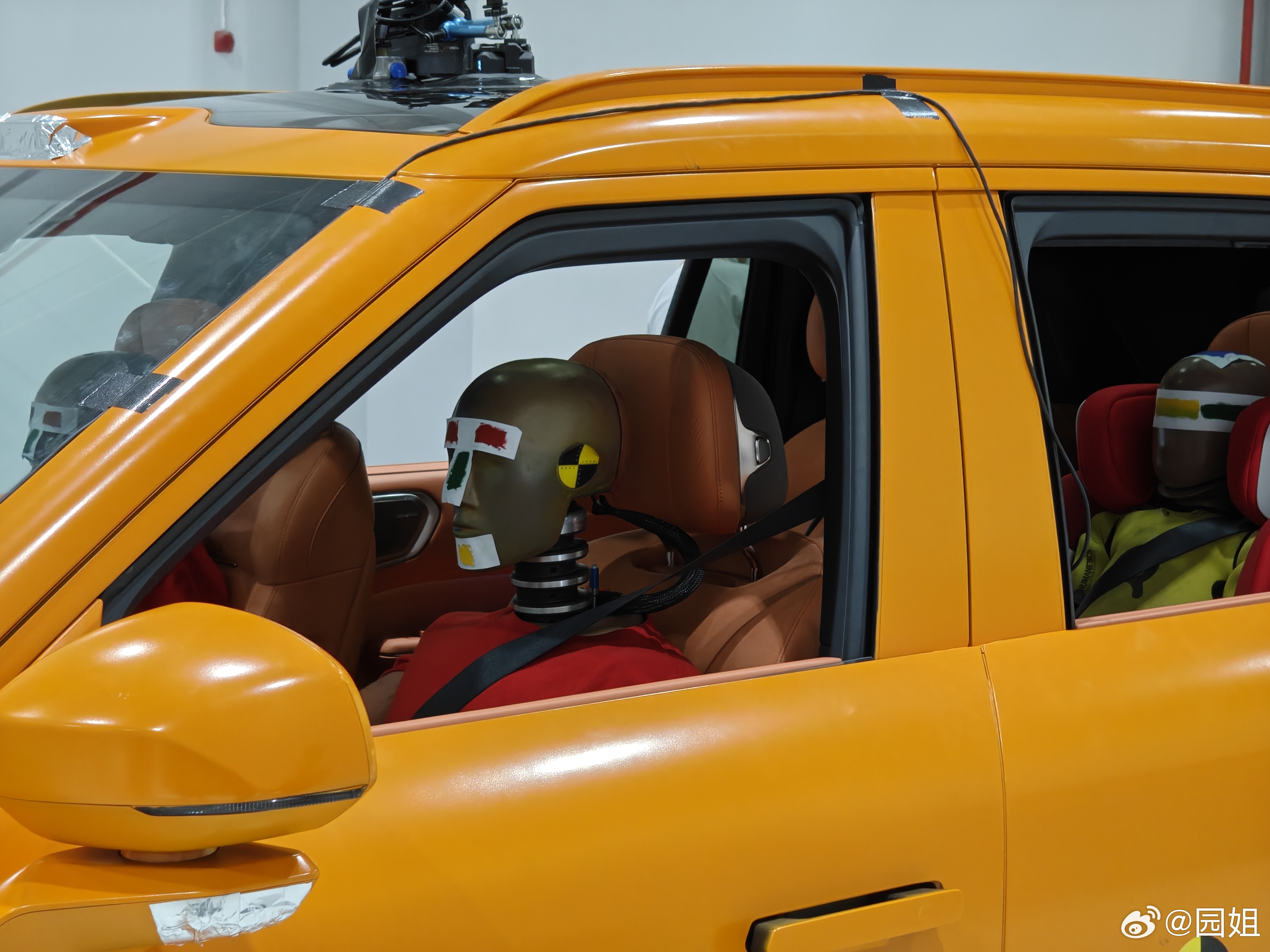 总在视频里看碰撞测试，现在终于能现场看试验车了。据说这一个假人就是一百多万那我抱