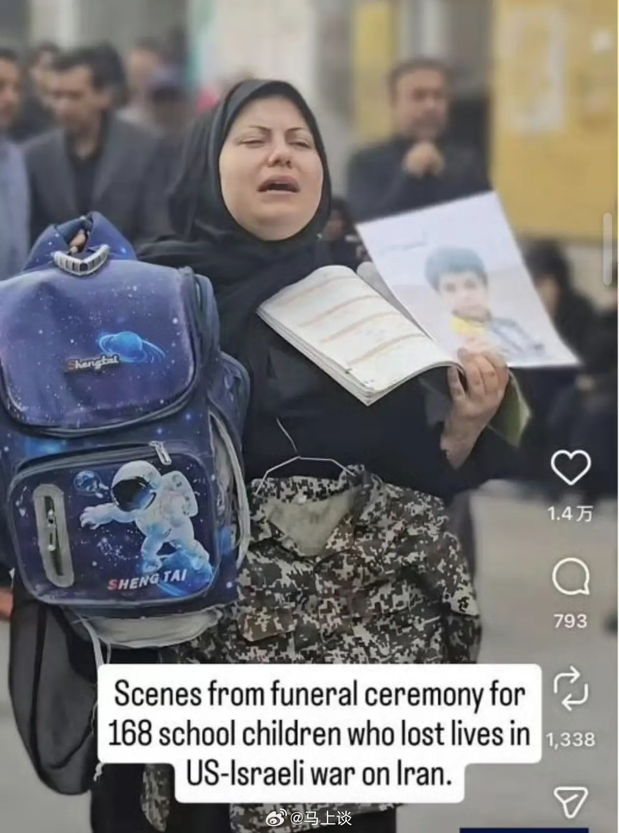 伊朗168名小学女生葬礼上令人心碎的中国书包…这位母亲左手拿着孩子的照片、课本，
